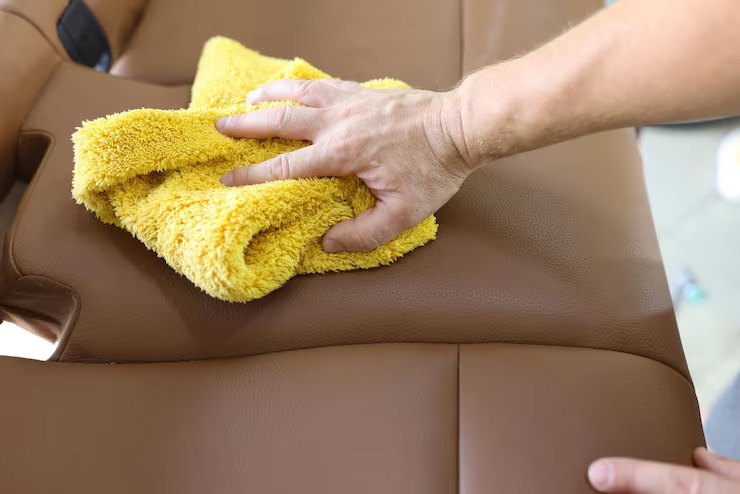 Comment nettoyer des sièges de voiture en cuir ?
