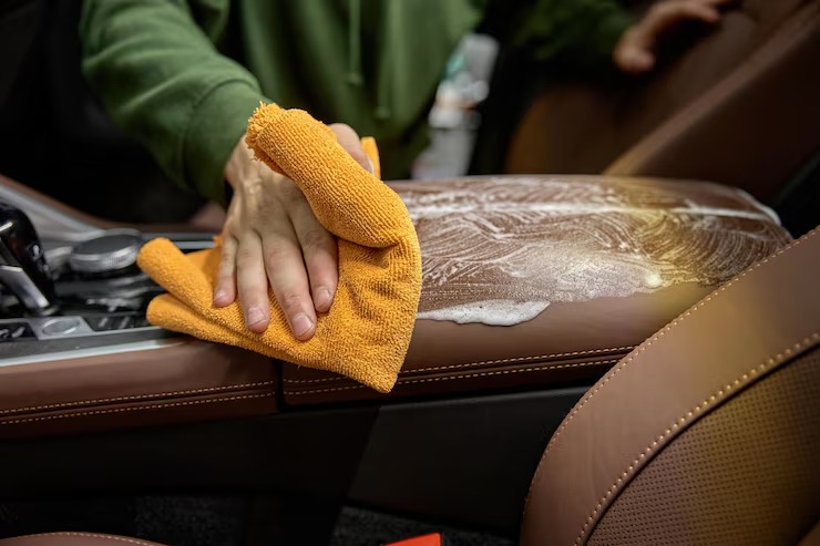 Comment nettoyer des sièges de voiture en cuir ?